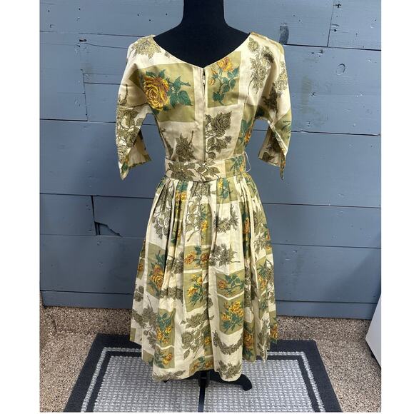 1950's Vintage Pleated Floral Dress with Belt - Picture 7 of 7